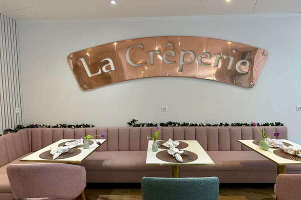 Intérieur chaleureux de la crêperie